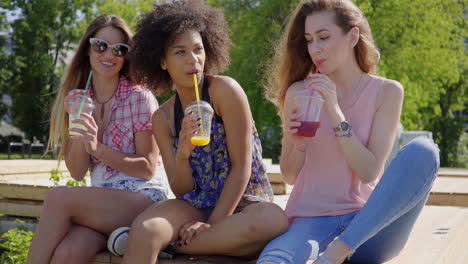 mujeres sentadas con bebidas