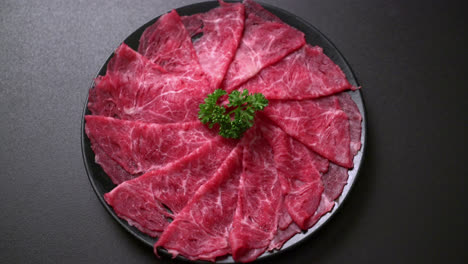 Frisches-Rindfleisch,-Roh-Geschnitten-Mit-Marmorierter-Textur,-Serviert-Für-Sukiyaki-Und-Shabu-Oder-Yakiniku