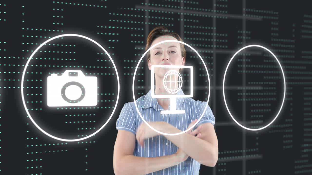 카우카시안 사업가 여성이 미래의 화면을 만지는 여러 디지털 아이콘의 애니메이션