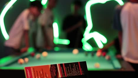 jugadores involucrados en un juego de billar en bangkok