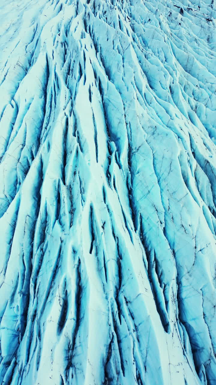 Video verticale: ripresa aerea di blocchi di ghiacciaio ghiacciati