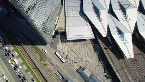 Wiener-Bahnhof,-Umgeben-Von-Wolkenkratzern,-Nach-Oben-Geneigtes-Stadtbild,-Luftaufnahmen