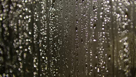 gotas de agua siguiendo hacia abajo en el fondo oscuro
