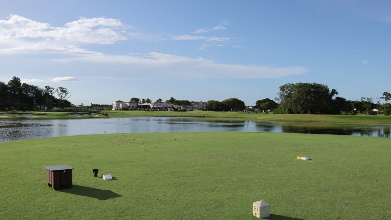 개는 물 근처에서 공을 가져오고 가져오는 놀이를 합니다.