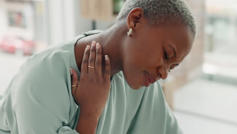 cuello, atención médica y de salud con una mujer negra