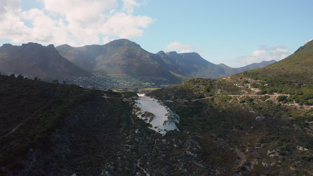 hout bay town con paisaje montañoso a lo lejos de sandy bay, ciudad del cabo en sudáfrica