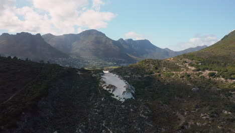 Hout-Bay-Town-Mit-Berglandschaft-In-Der-Ferne-Von-Sandy-Bay,-Kapstadt-In-Südafrika