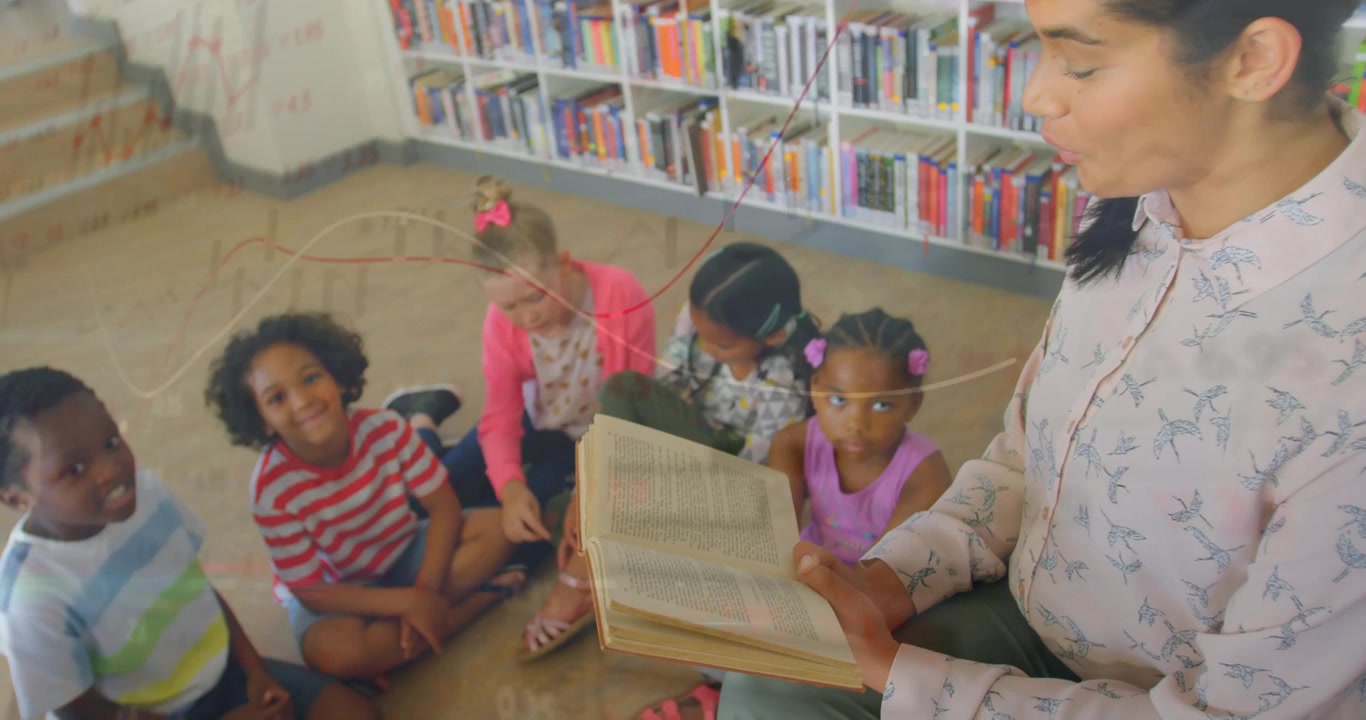 Insegnante che apre un libro di fiabe e legge ad alta voce in biblioteca, coinvolgendo i bambini con lettere animate