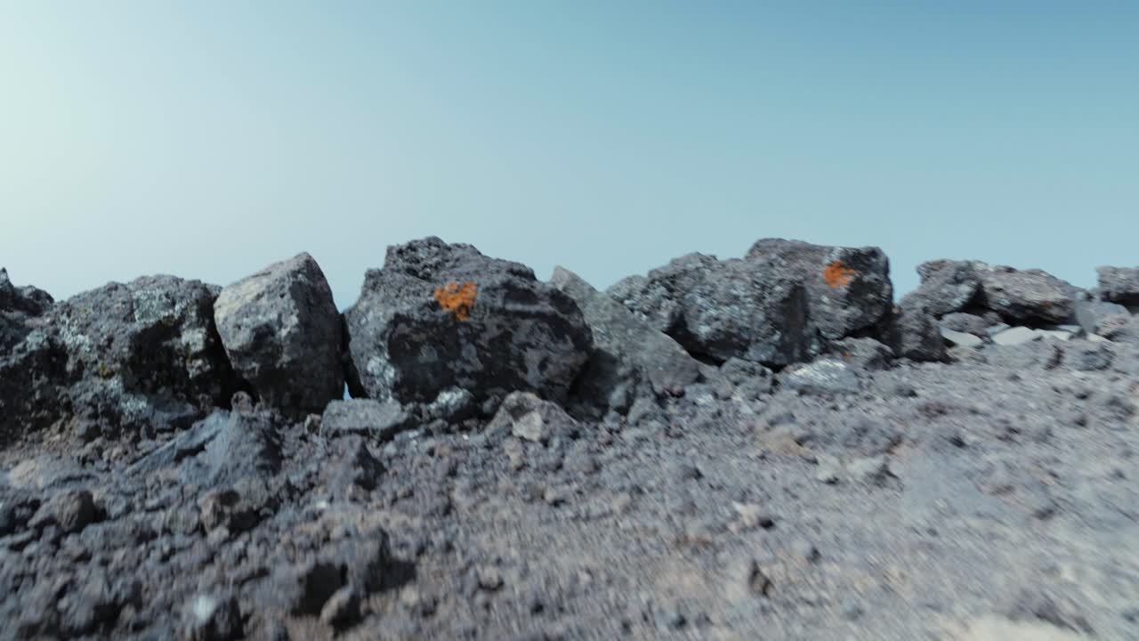 바위 길을 고 테네로 산맥과 대서양의 전망을 보여주는 테네리페