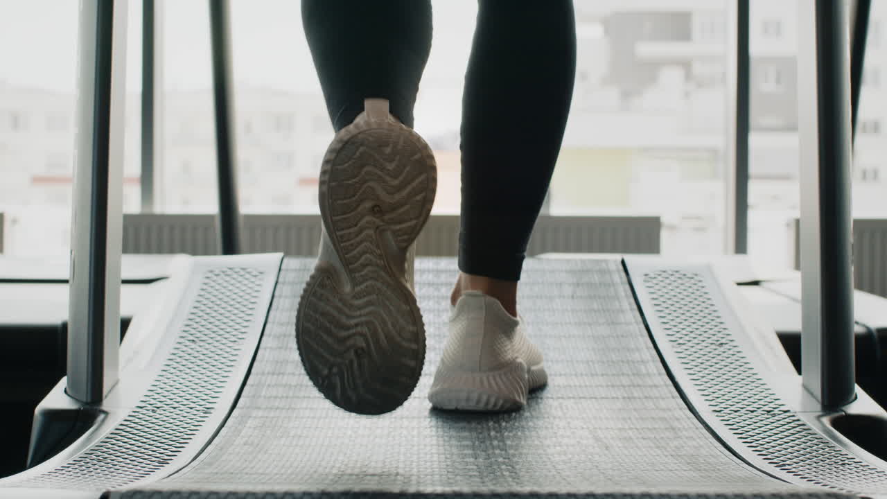 디딜 방 아에서 실행하는 여자