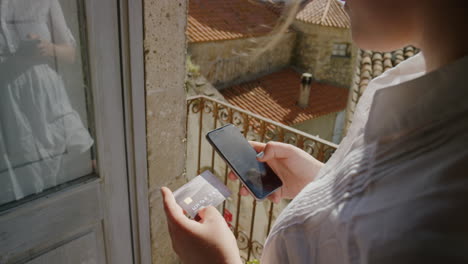 Mujer-Joven-Que-Utiliza-Un-Teléfono-Inteligente-Para-Comprar-Banca-En-Línea-Gastar-Dinero-En-Vacaciones-Disfrutando-De-Viajes-De-Vacaciones