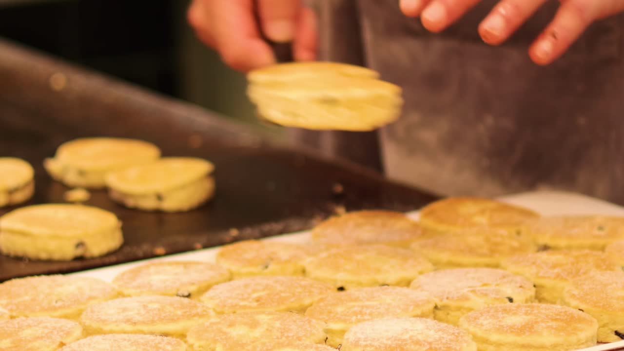 hornear pasteles galeses en una parrilla