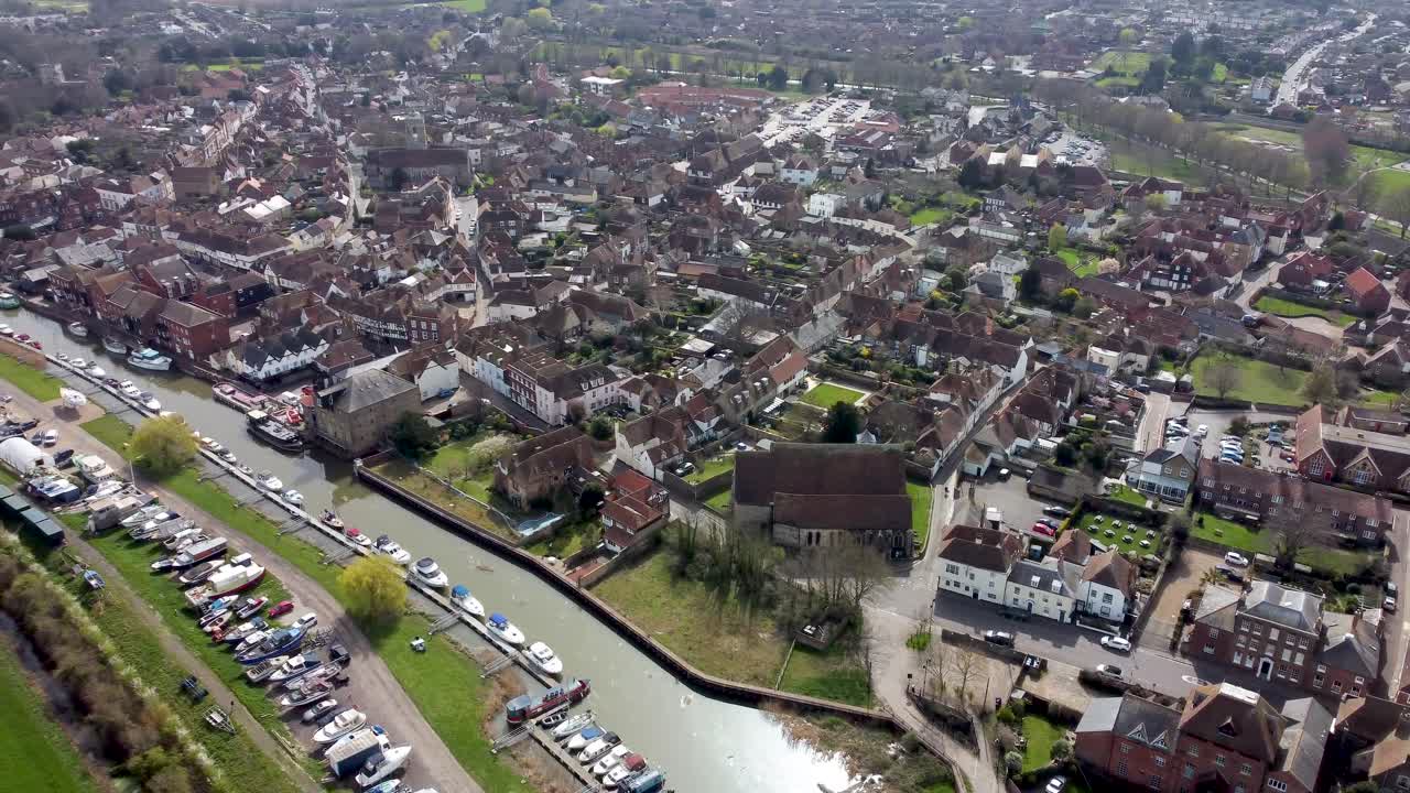 Ripresa aerea con drone di una città lungo il fiume Stour a Sandwich, Kent, Inghilterra.