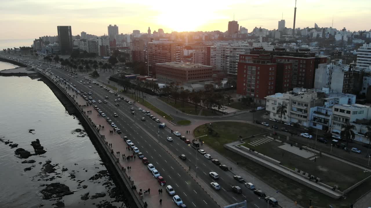 ripresa aerea del paesaggio del sole del traffico cittadino situato a montevideo in uruguay