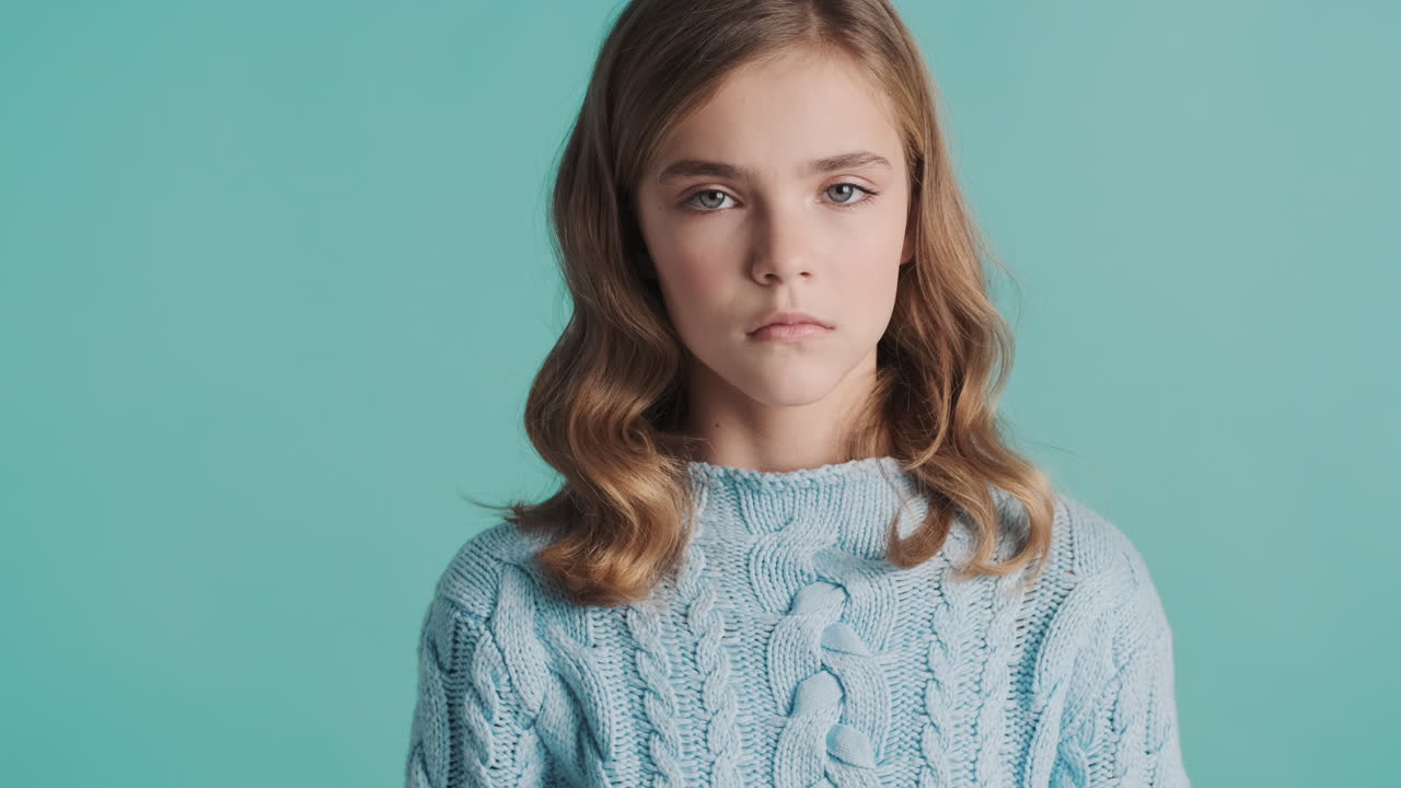 печальная подростка-белая девушка перед камерой.