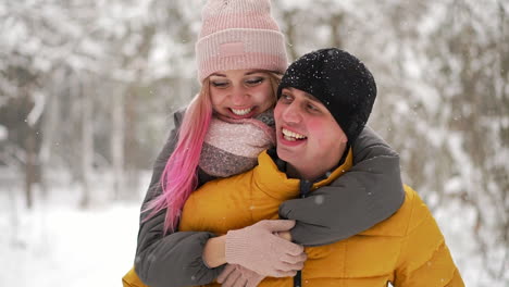 Feliz-Pareja-Amorosa-Caminando-En-Un-Bosque-Nevado-De-Invierno,-Pasando-Juntos-Las-Vacaciones-De-Navidad.-Actividades-Estacionales-Al-Aire-Libre.-Captura-De-Estilo-De-Vida.