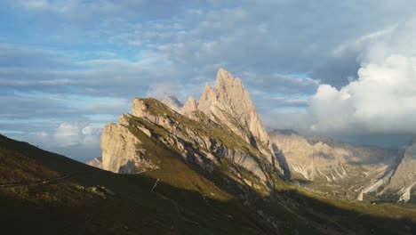 Drohnenaufnahme-Aus-Der-Nahen-Umlaufbahn-Von-Der-Spitze-Eines-Berges-An-Einem-Sonnigen-Morgen-In-Den-Dolomiten,-Italien