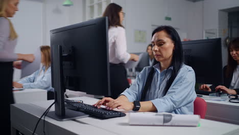 mujeres de negocios que trabajan en una oficina