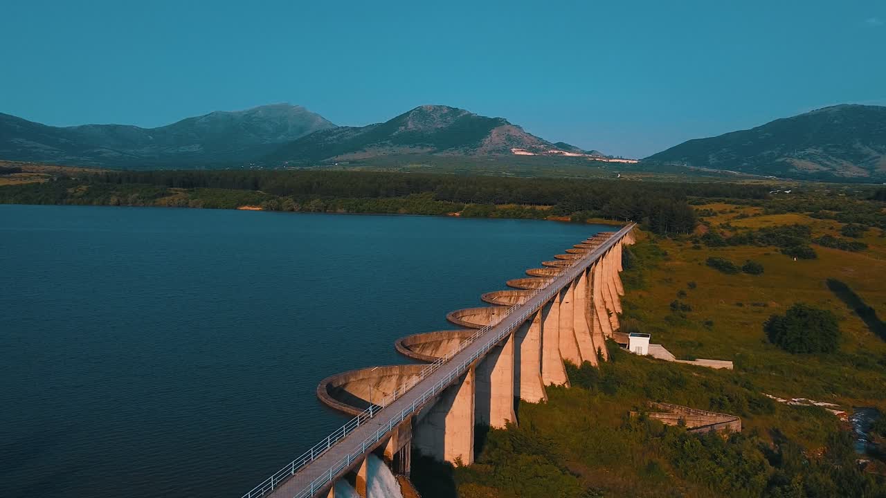 fotografía aérea de una gran presa que crea un lago utilizado para el riego y la agricultura