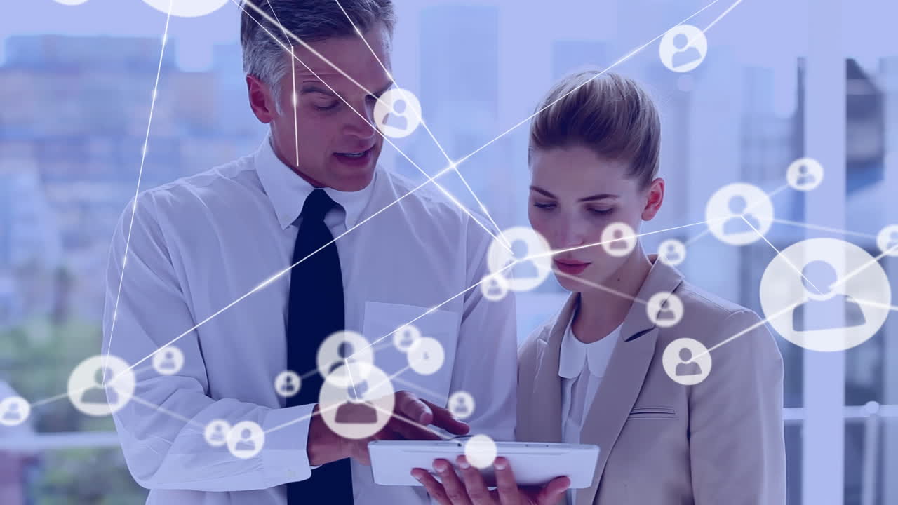 анимация сети цифровых икон над бизнесменом и бизнесменом, использующими планшет в офисе