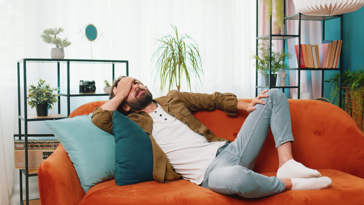 vecinos trabajo de reparación, irritado hombre por la música fuerte en casa cubrir las orejas con almohadas molestado por el ruido