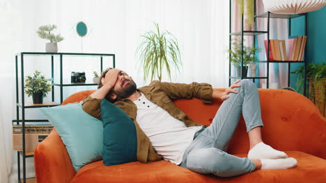 vecinos trabajo de reparación, irritado hombre por la música fuerte en casa cubrir las orejas con almohadas molestado por el ruido