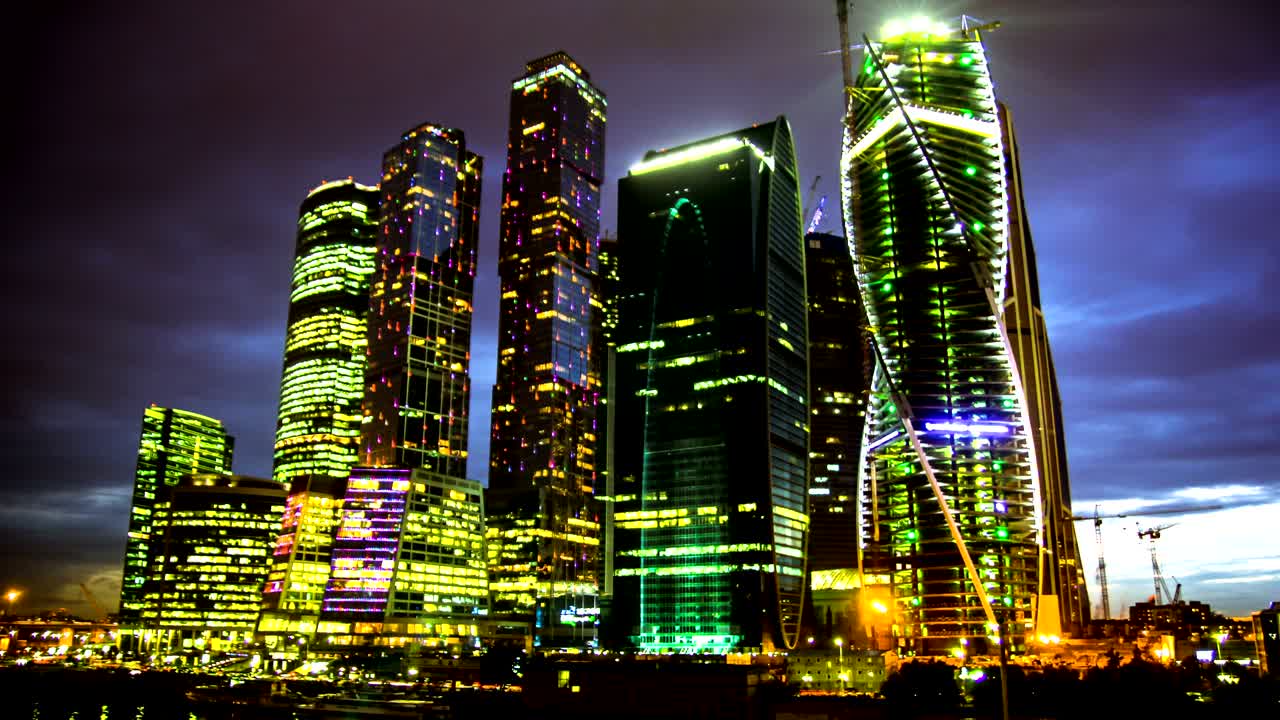 el lapso de tiempo de los edificios modernos en un hermoso fondo de cielo