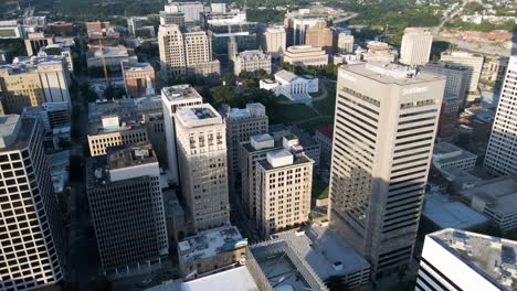 centro de la ciudad y frente al río en richmond, virginia | paso elevado aéreo panorámica | verano 2021