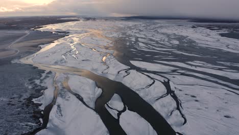 Vista-Aérea-Del-Delta-Del-Río-Glacial-En-Eldvatn,-Al-Sur-De-Islandia-Al-Atardecer