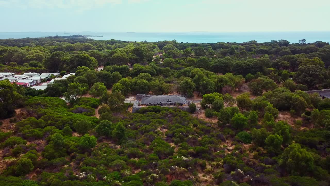 폐허가 된 군대 병영 건물은 시간과 방치로 인해 손 된 것처럼 보입니다.