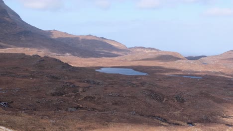 Wilde-Und-Zerklüftete-Berglandschaft-Von-Quinag-Sail-Gharbh-Mit-Einem-Kleinen-See-Und-Wolken,-Die-über-Das-Land-Im-Hochland-Von-Schottland,-Großbritannien,-Ziehen