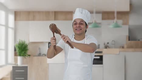 feliz chef profesional indio bailando y disfrutando