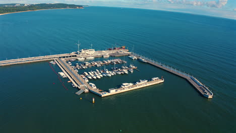 fotografía de drone de la marina con yates y botes a motor en el mar báltico en sopot, polonia