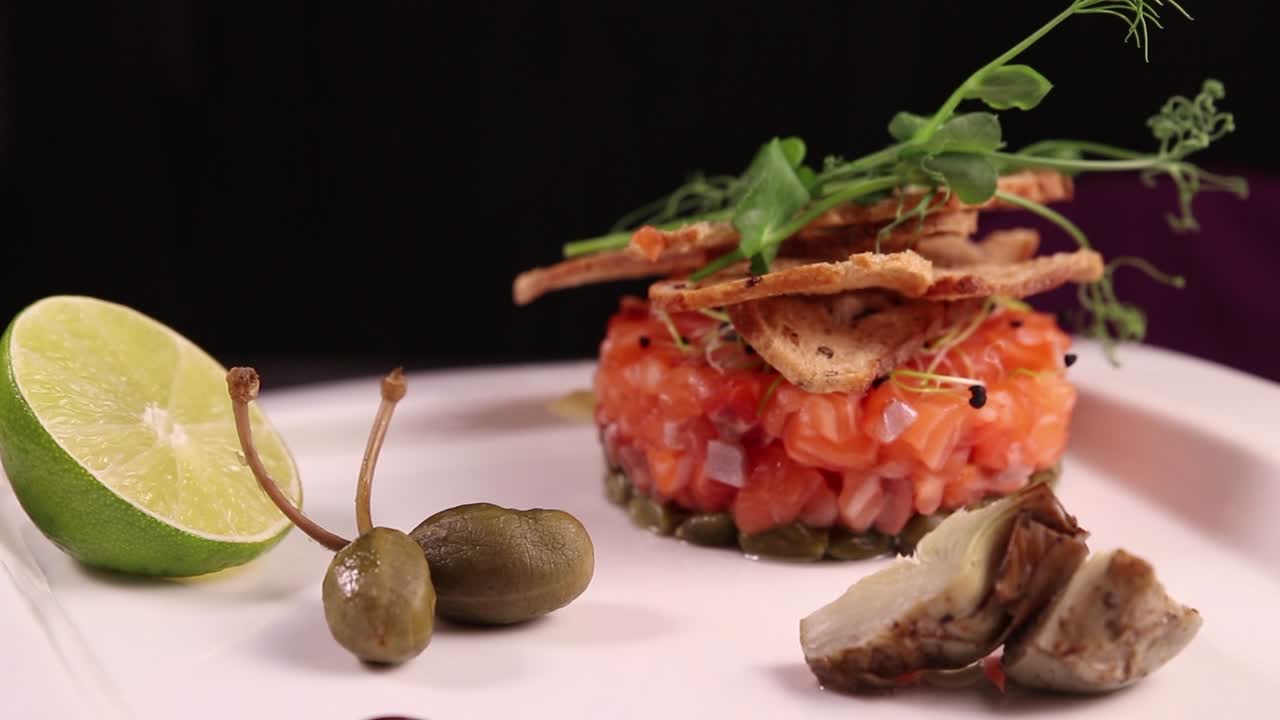 tartares de salmón con ingredientes