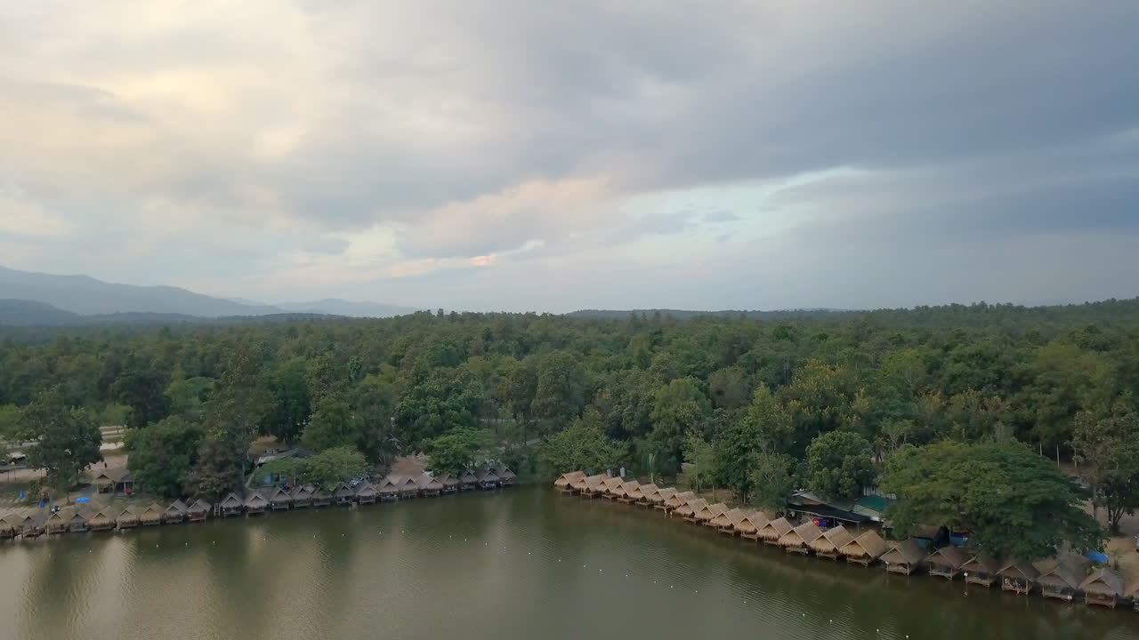 antena del resort en el lago en tailandia al atardecer
