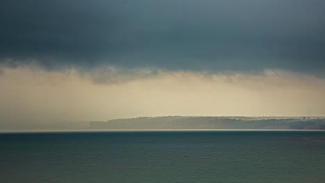 Stürmisches-Wetter-Wolkenbruch-über-Dem-Ozean---Zeitraffer