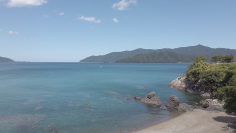 Vista-Aérea-En-La-Paradisíaca-Playa-De-Mar-Azul-En-La-Bahía-De-Obama-Paisaje-De-Verano-De-Japón