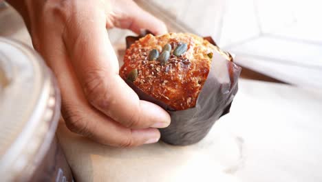 맛있는 머핀을 들고 있는 손