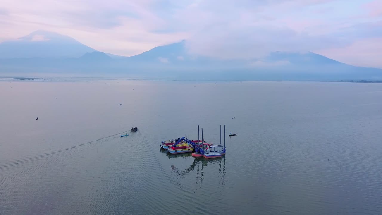 vista aérea del barco dragador en el lago con barcos pasando