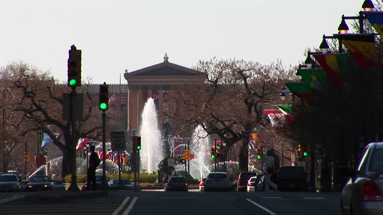 미술관으로 이어지는 필라델피아의 벤자민 프랭클린 파크웨이에는 나무 깃발과 분수가 늘어서 있습니다.