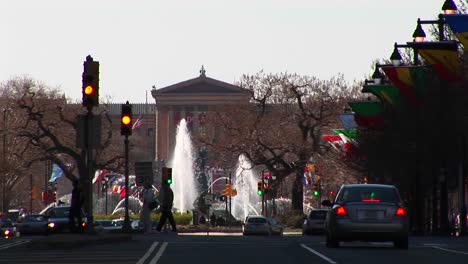 Philadelphias-Benjamin-Franklin-Parkway,-Der-Zum-Kunstmuseum-Führt,-Ist-Von-Bäumen,-Fahnen-Und-Springbrunnen-Gesäumt-Trees