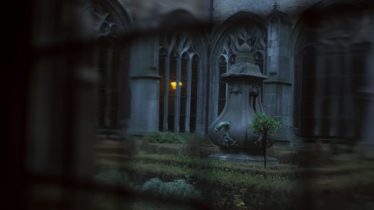 enfoque tire de la ventana al patio del monasterio histórico el abdij en middelburg