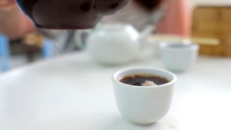 pouring-chinese-tea-close-up