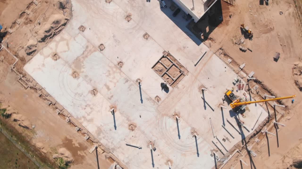 el sitio de construcción gira alrededor de una grúa en el centro, capturado por la cámara