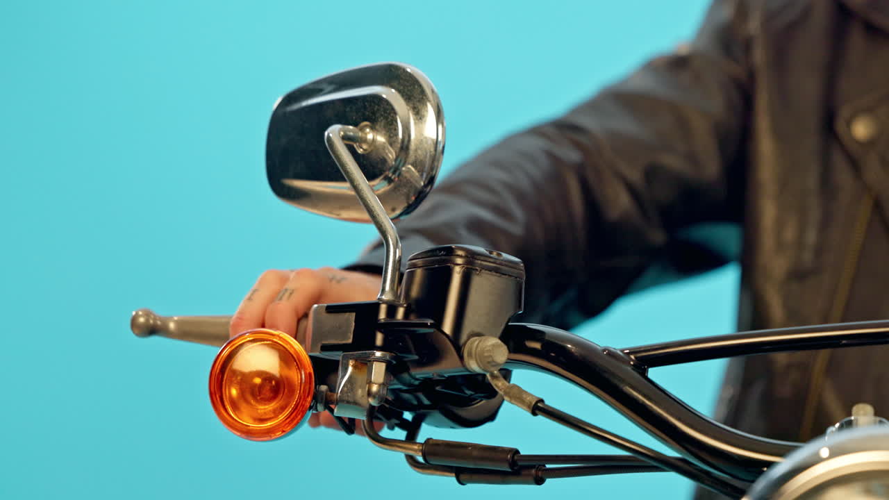 여행, 빈티지 및 오토바이에 사람의 손