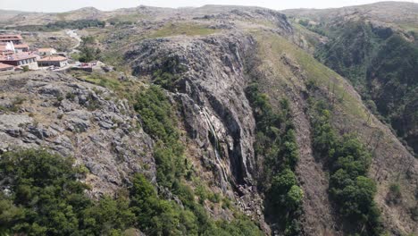 Vista-Panorámica-De-La-Majestuosa-Cascada-Cascada-Da-Frecha-Da-Mizarela,-Arouca-Portugal