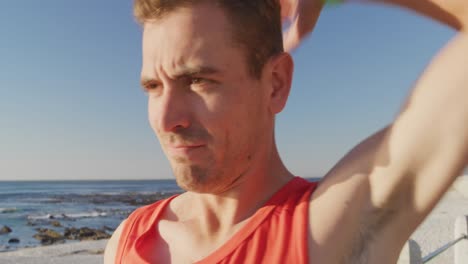 joven haciendo ejercicio junto al mar