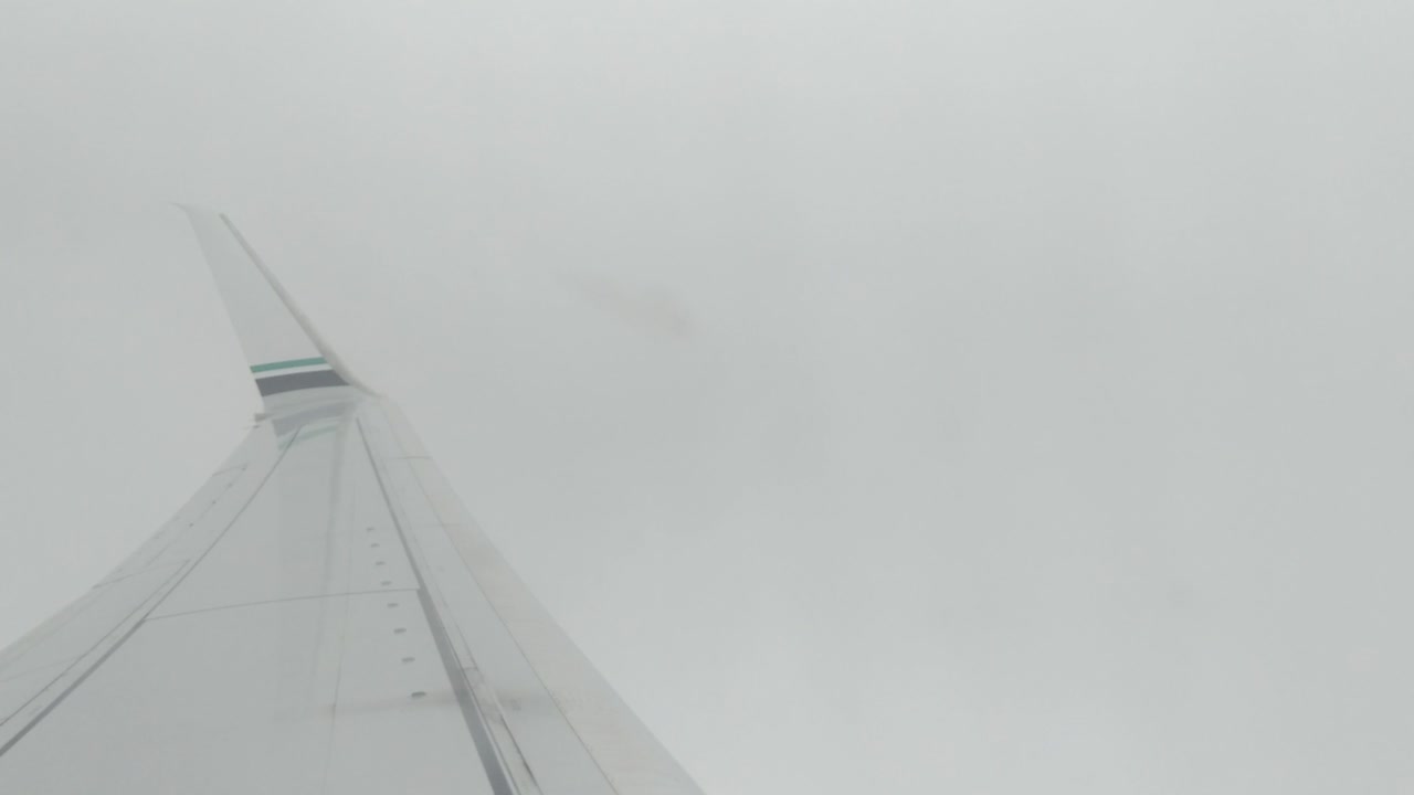 비행기가 고도를 얻고 구름을 통과할 때 날개 너머로 비행기를 내다본다