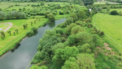 Profile-view-of-greenery-in-Priory-Park-in-Huntingdonshire,-England-under-a-cloudy-day