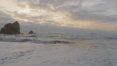 Ola-Aplastante-En-Una-Playa-De-Arena-Al-Atardecer